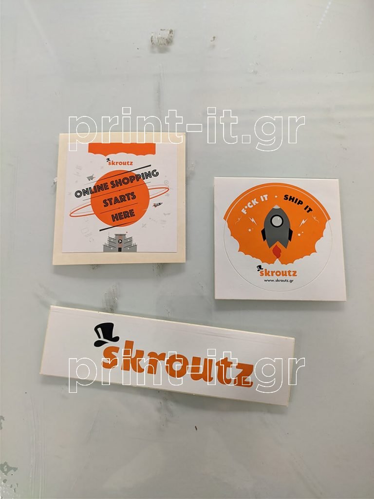 λευκά αυτοκόλλητα skroutz e-shop shopping μαγαζί σκρουτζ με χάραξη και εκτύπωση μεταξοτυπίας print-it print it